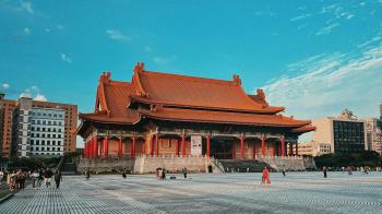 Templo tradicional en ciudad, arquitectura, paisaje urbano, fondo de pantalla.