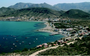 Ciudad bajo montañas