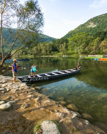Aventura en el lago: naturaleza, paisaje, tranquilidad, exploración, agua.