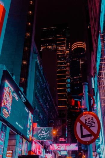 Explora la Vibrante Noche de la Ciudad: Impresionantes Luces y Edificios Modernos en el Corazón Urbano