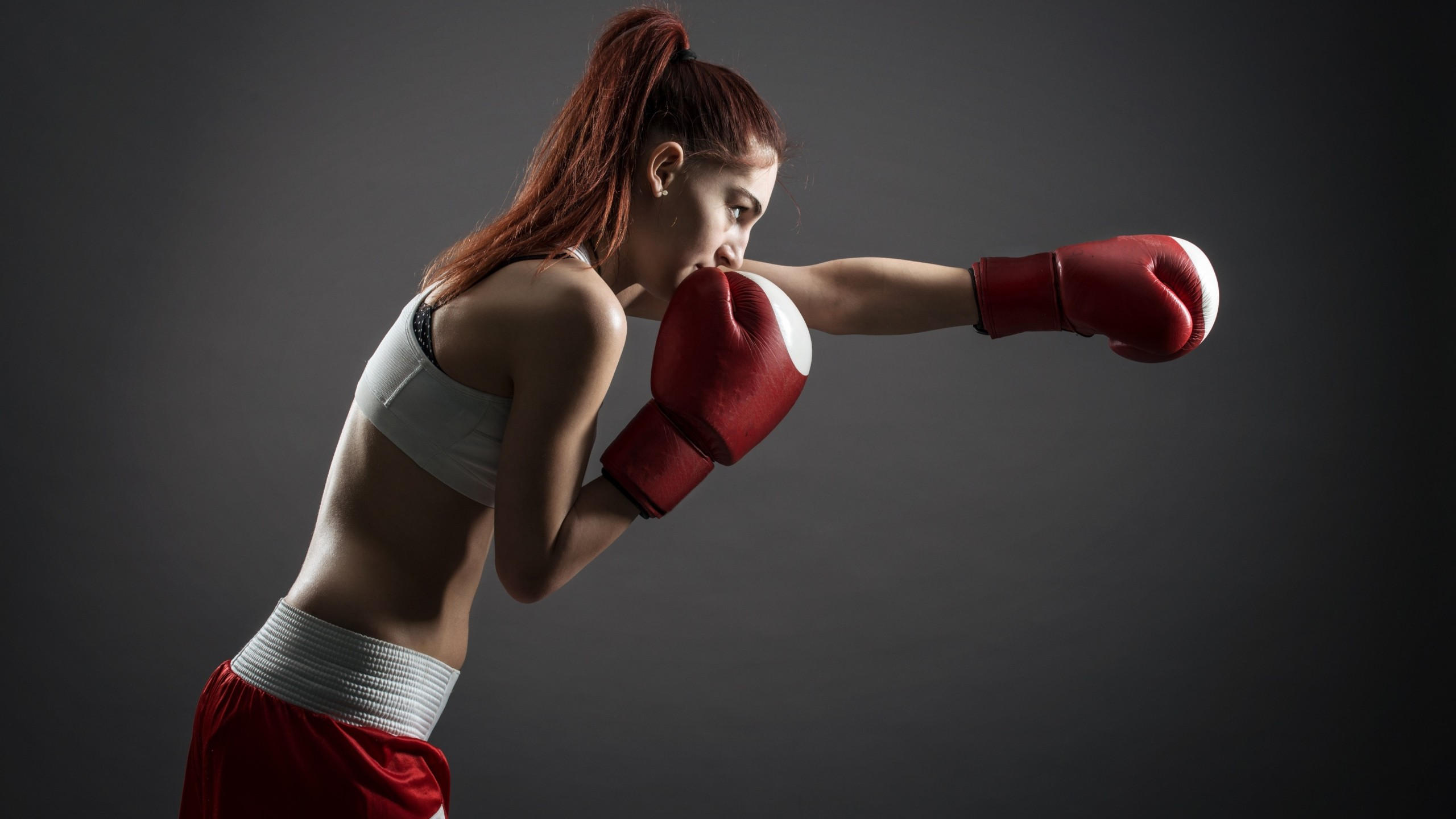 Boxing gloves 2560x1440 girl boxing 4k
