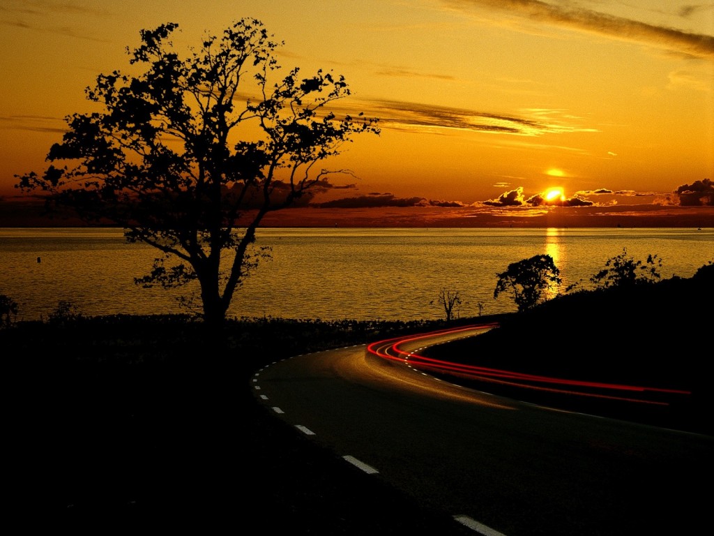 Carretera cerca del rio
