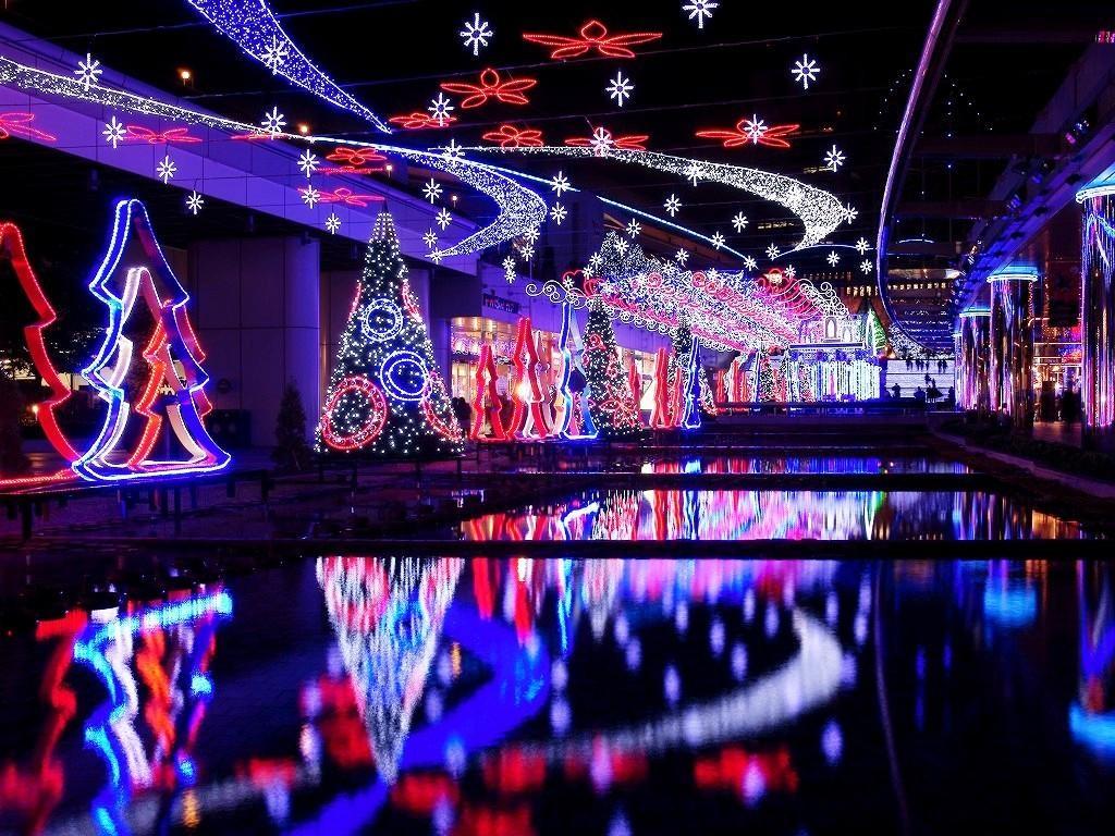 Centro comercial con luces