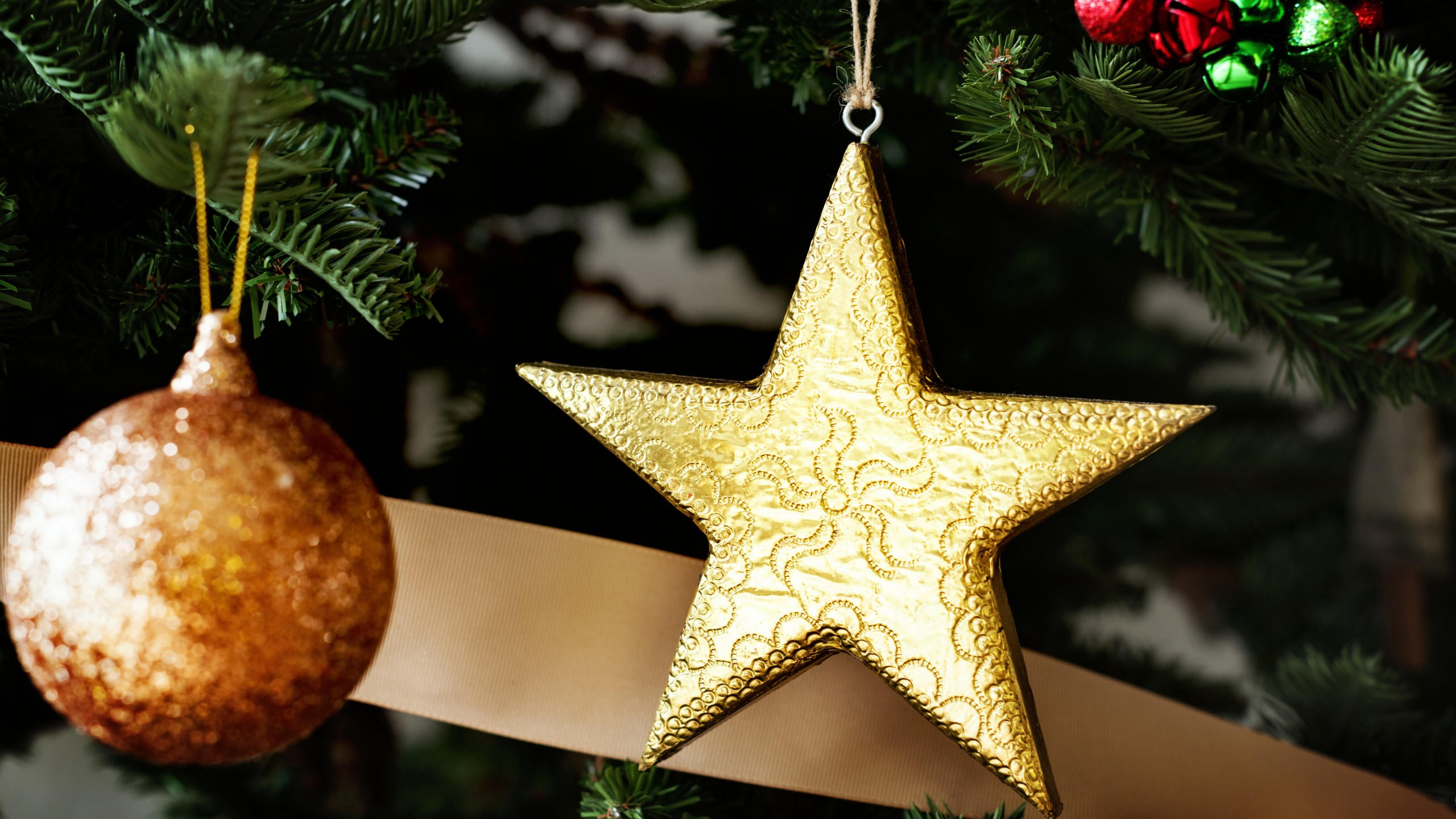 Christmas 2560x1440 new year toys fir tree 5k