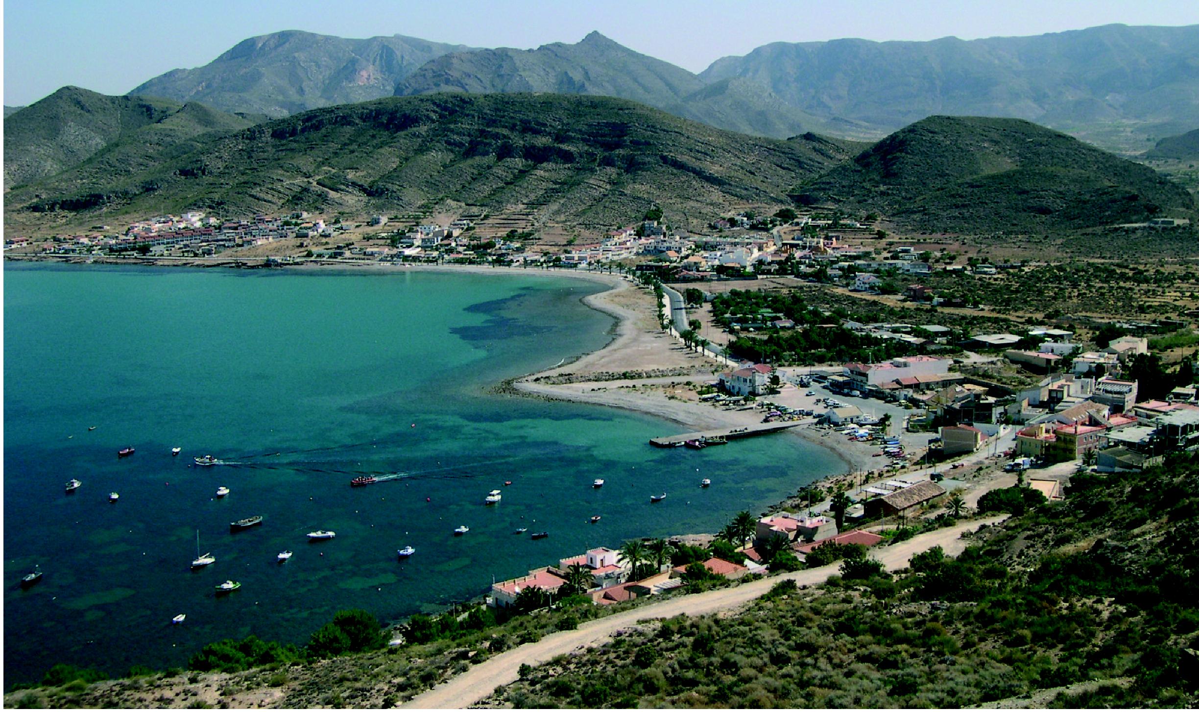 Ciudad bajo montañas