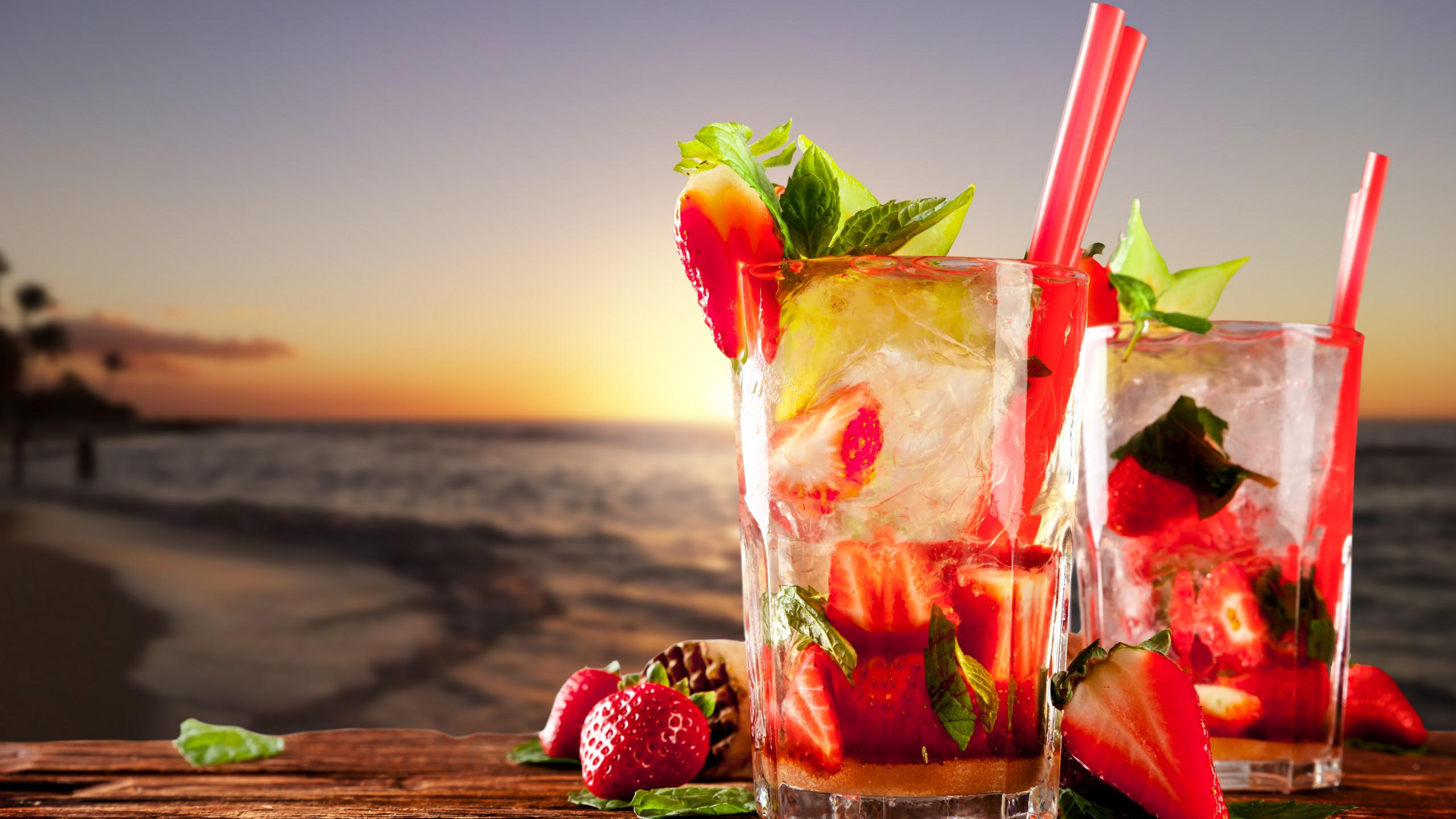 Cocktails 2560x1440 tropical beach fruit strawberries ice mint