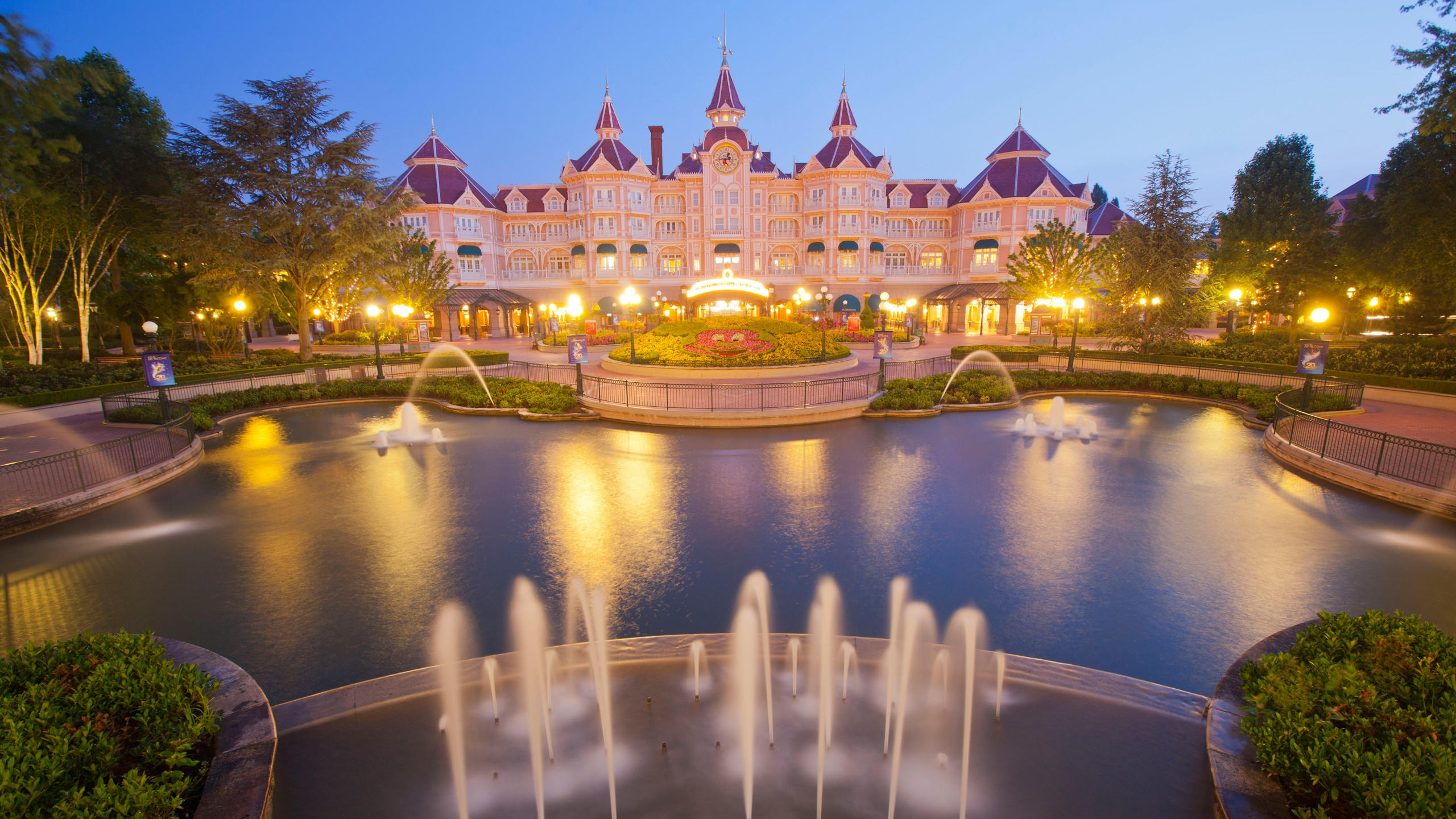 Disneyland hotel 2560x1440 paris france europe fountain 4k