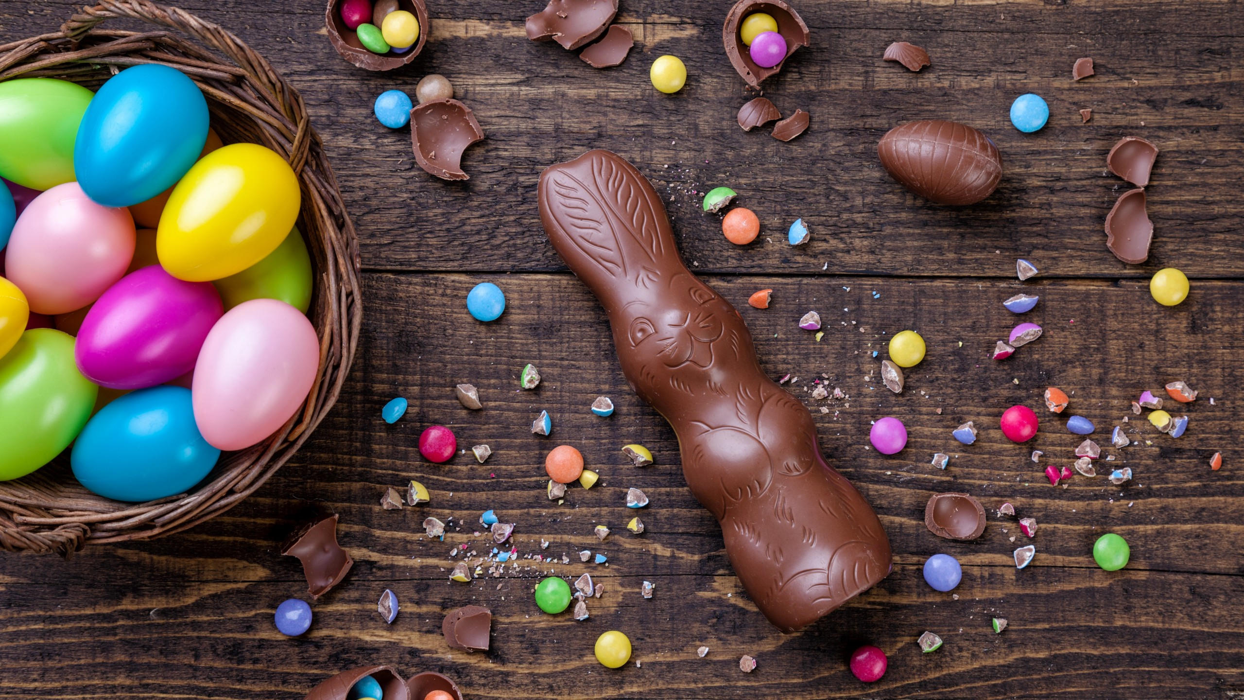 Easter 2560x1440 eggs candy chocolate rabbit 5k