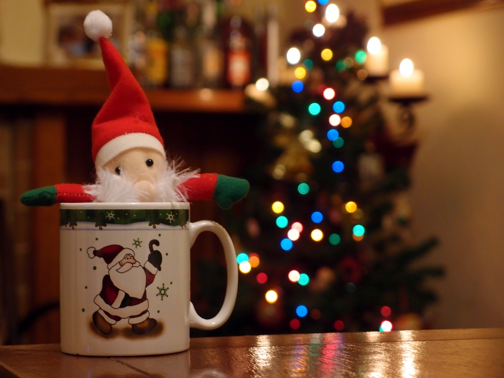 Fondo de pantalla arbol y taza de papanoel