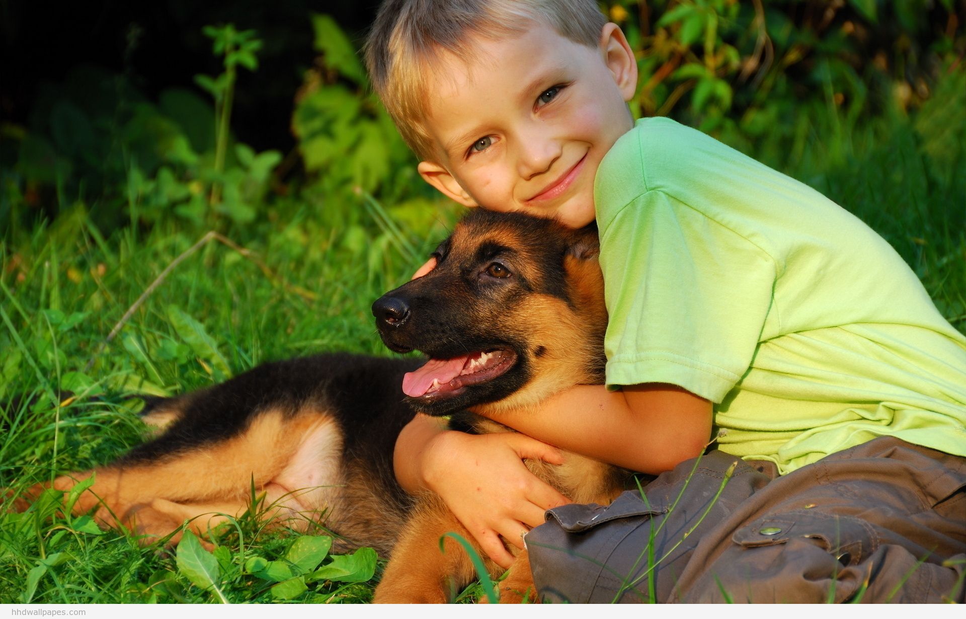 Fondo de pantalla niño abrazando a su perro
