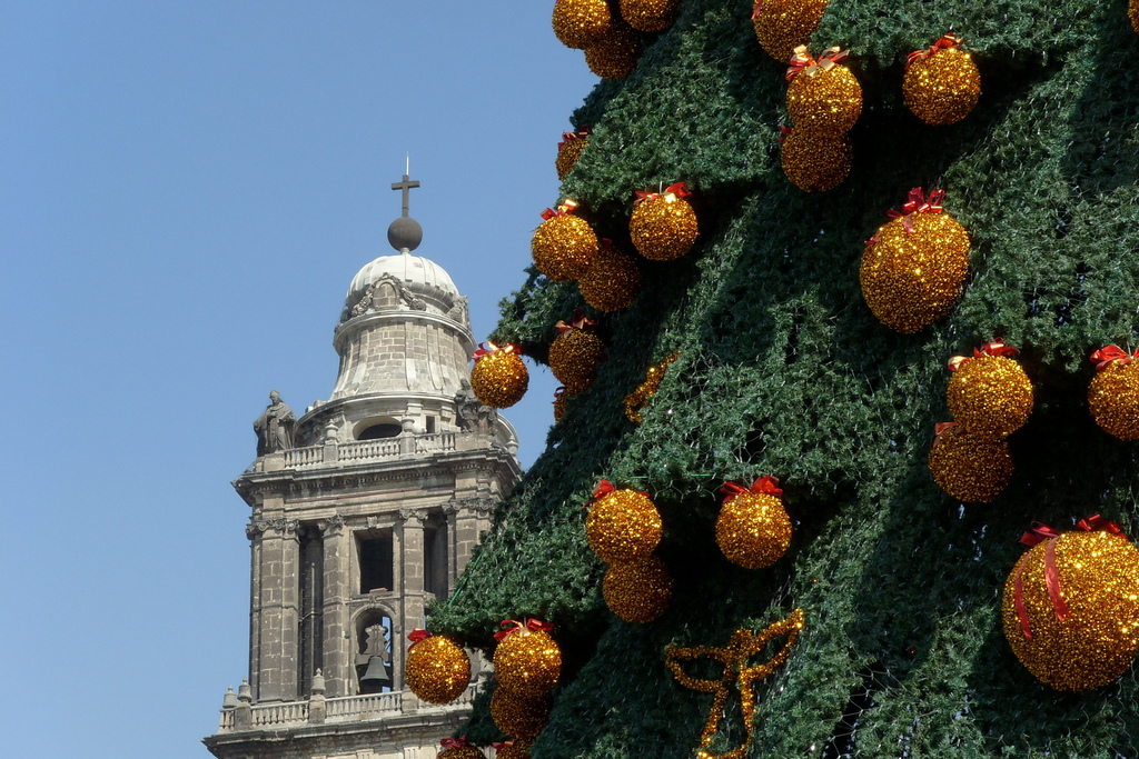 Fondos hd perfil de arbol con bolitas con escarcha dorada
