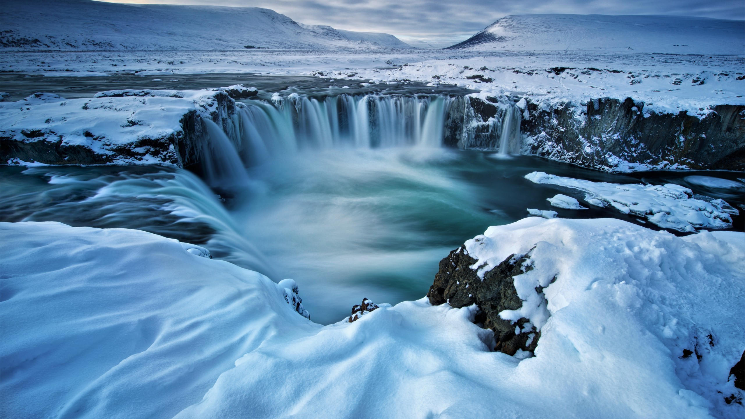 Godafoss 2560x1440 waterfall winter iceland 5k