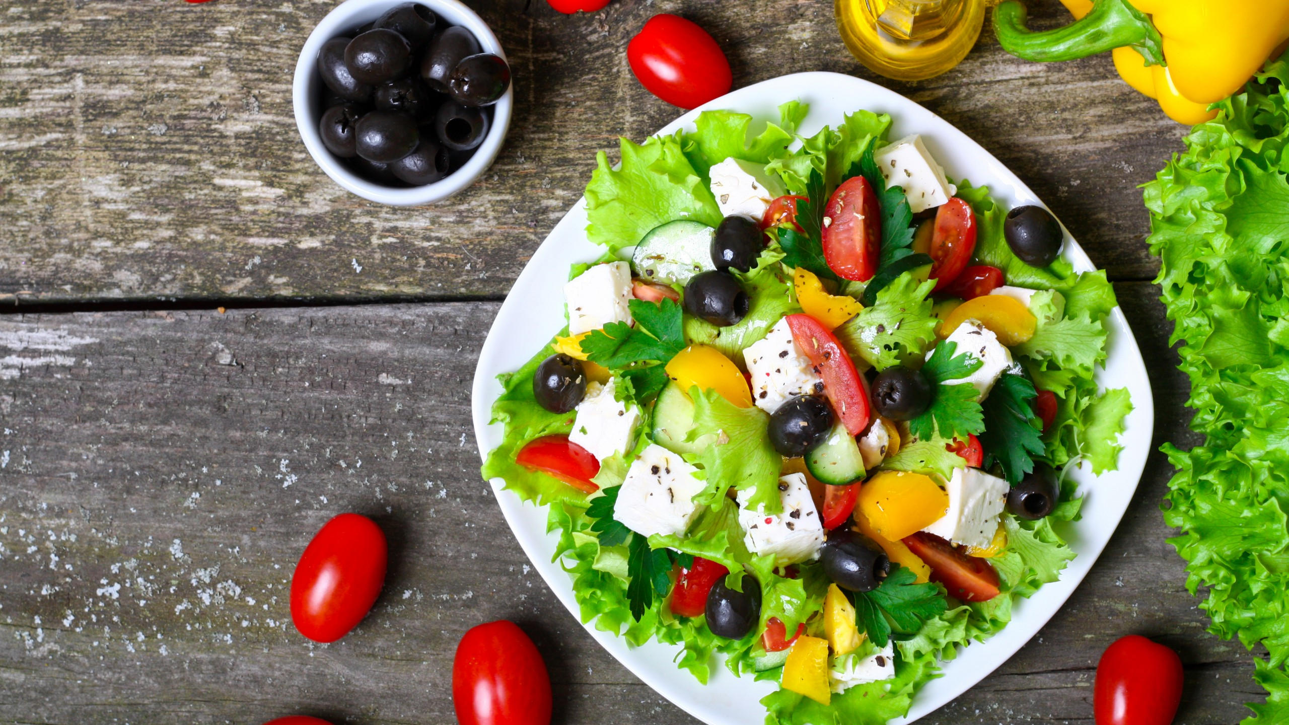 Greek 2560x1440 cooking recipe lettuce tomatoes paprika olives feta 4k