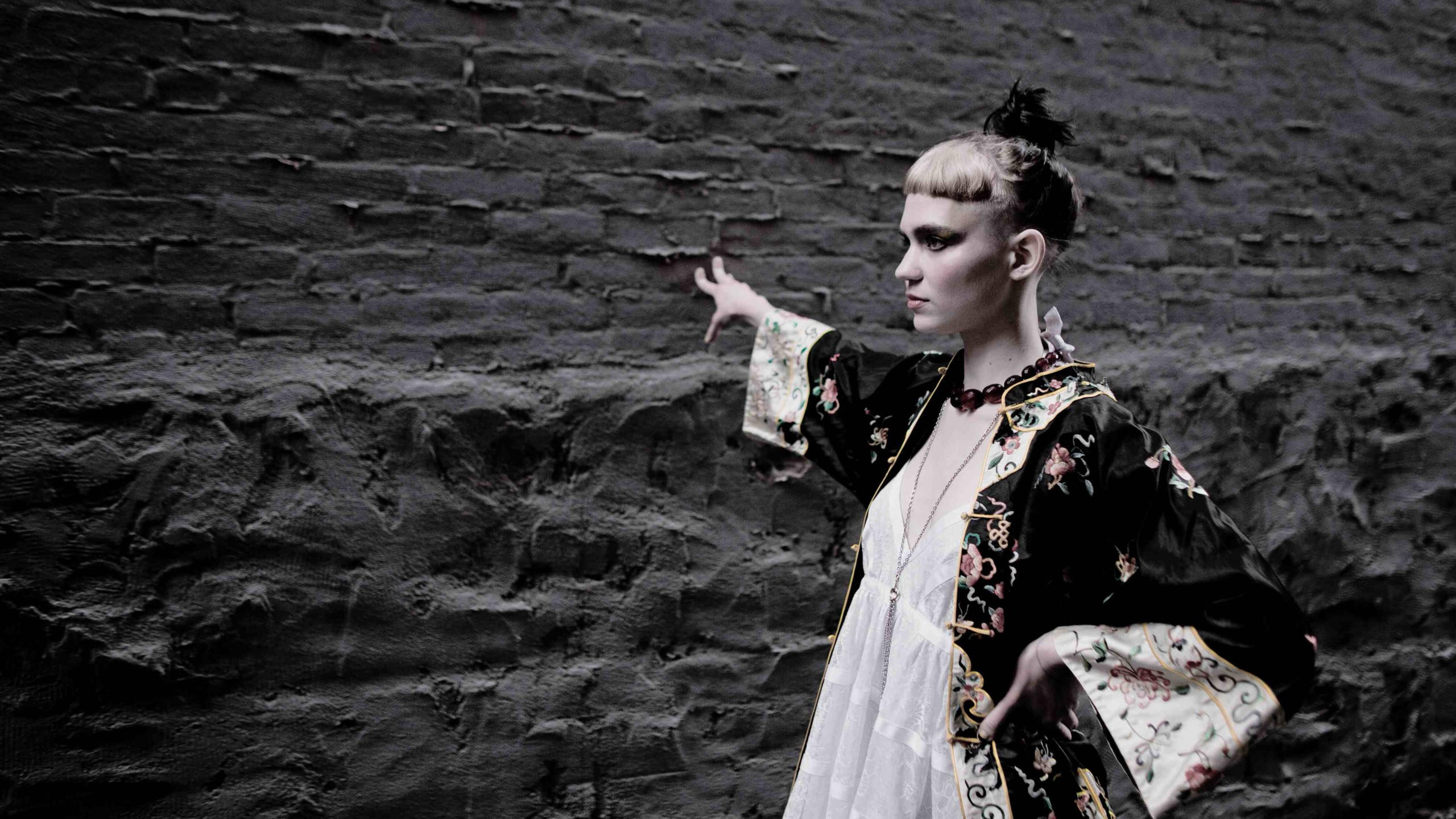 Grimes 2560x1440 top music artist and bands singer