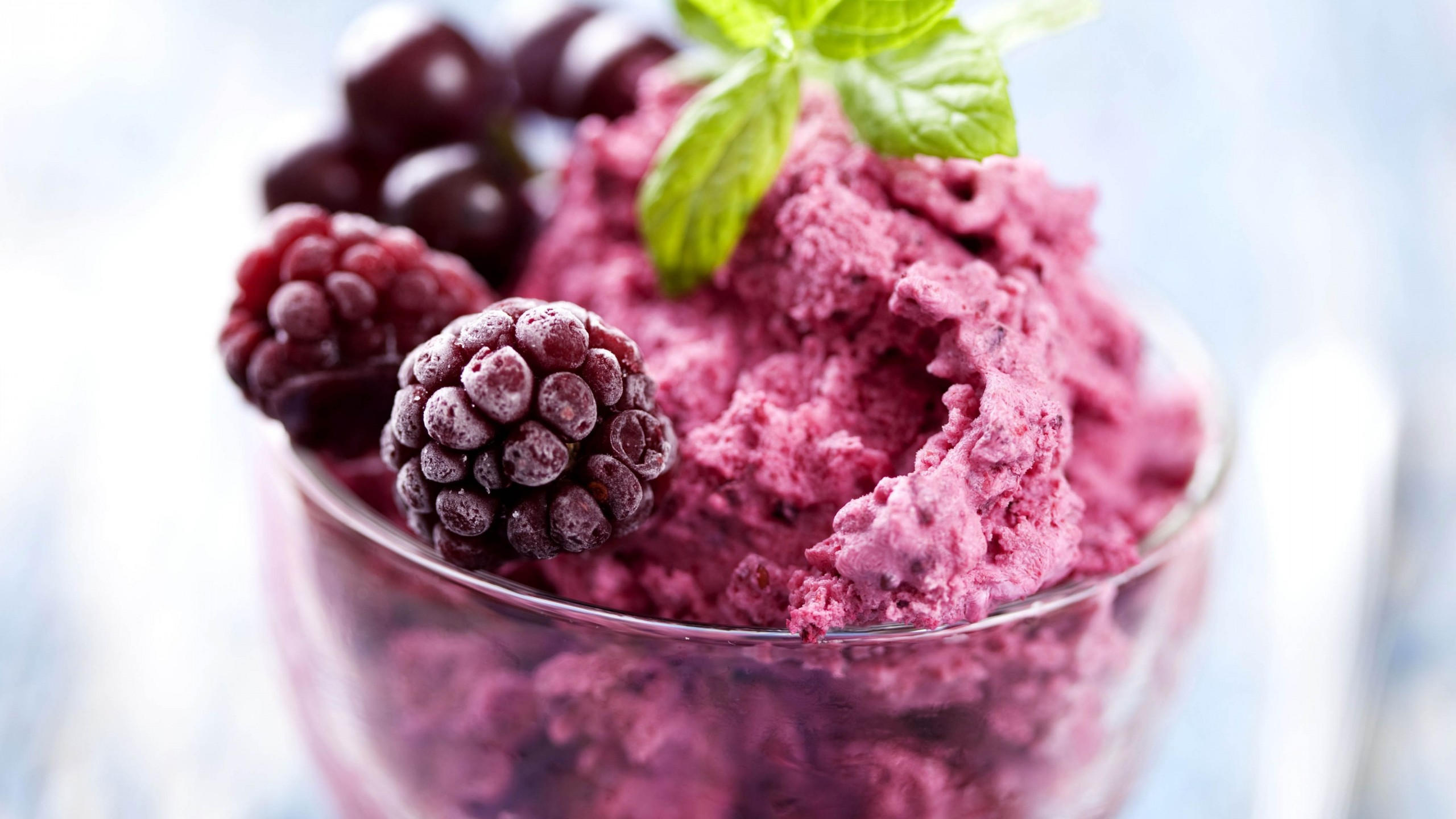 Ice cream 2560x1440 blueberries mint
