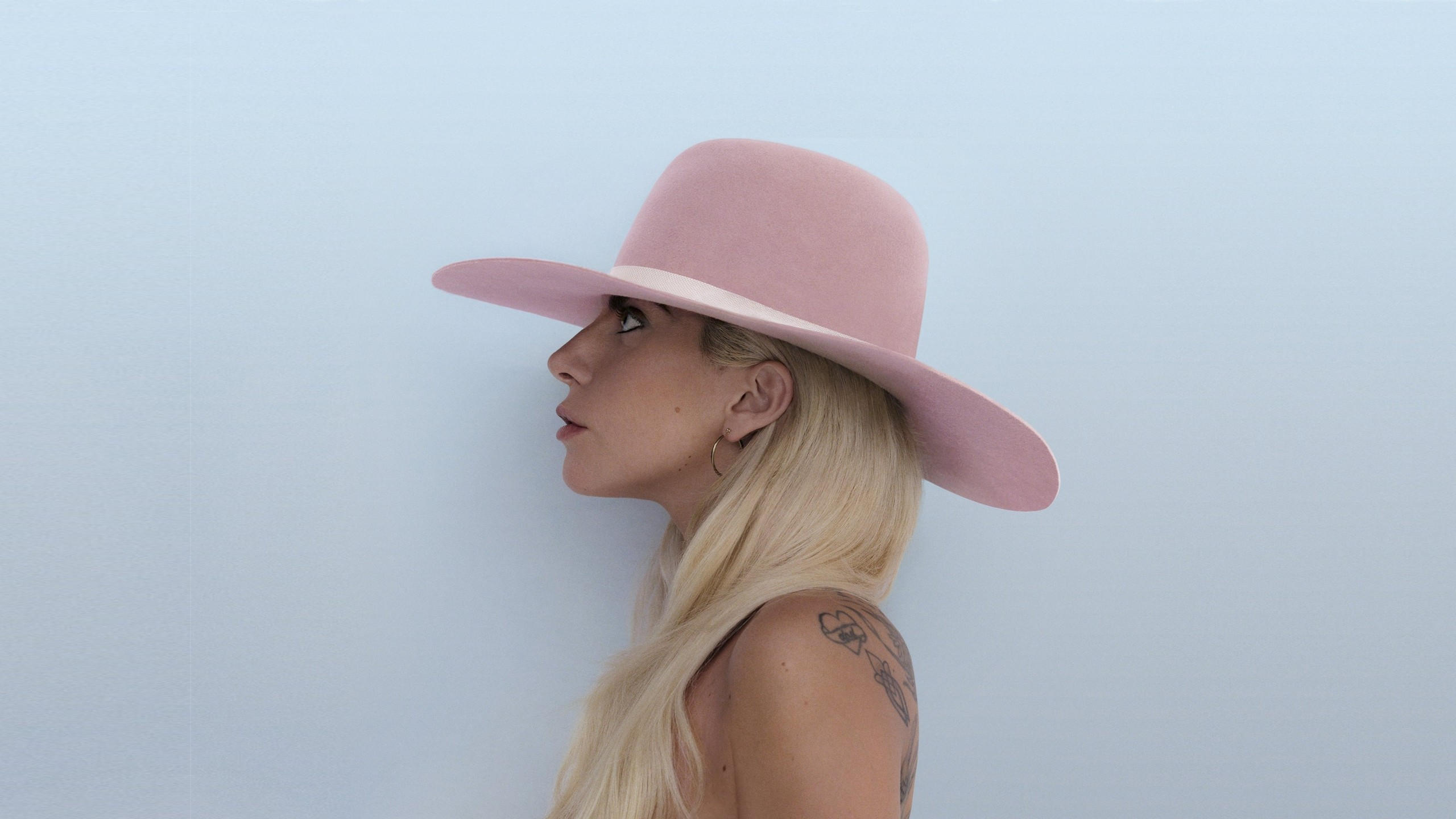 Lady gaga 2560x1440 joanne blonde pink hat music