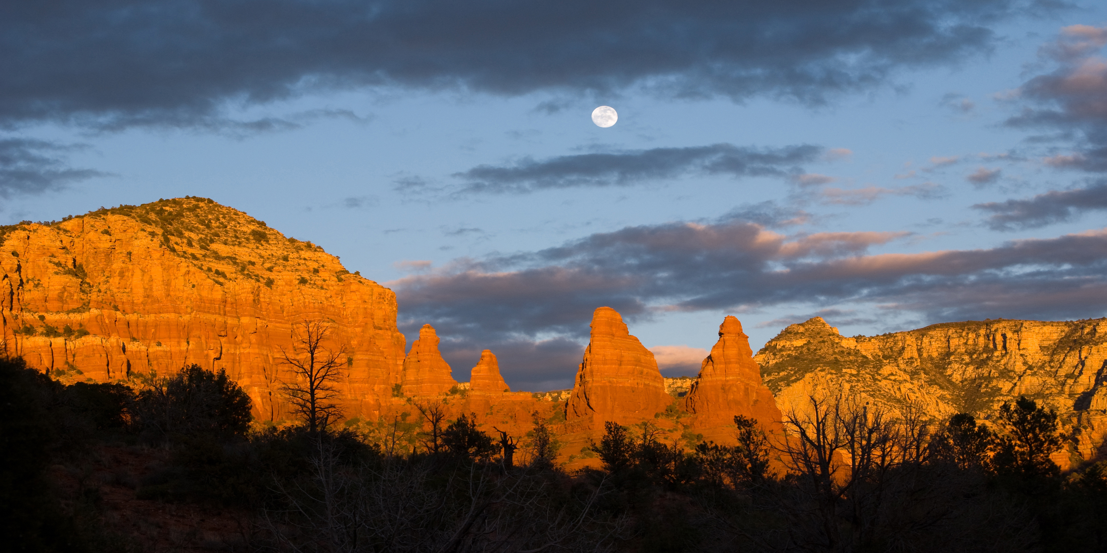 Luna llena en desierto
