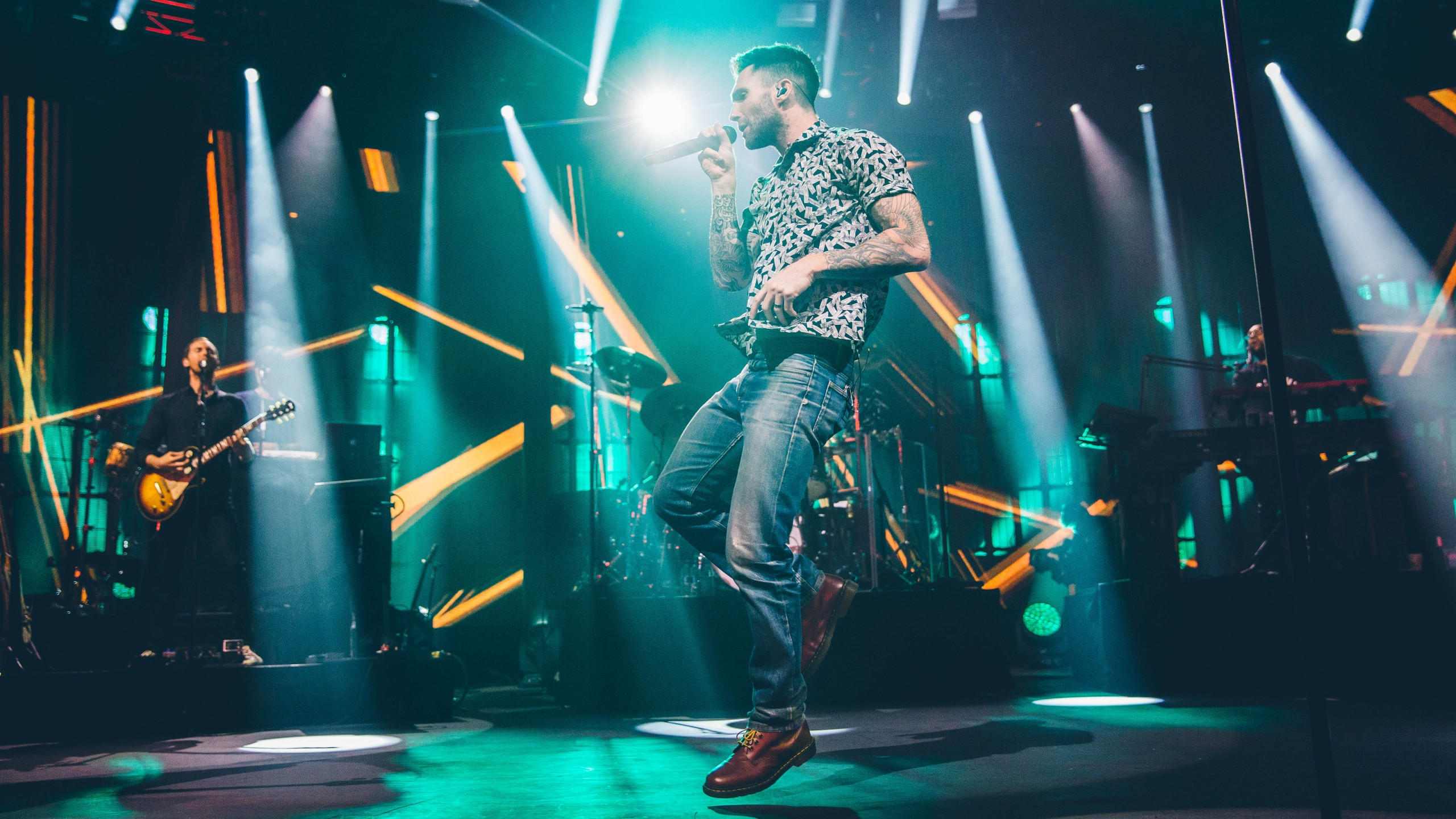 Maroon 5 top music artist and bands 2560x1440 singer actor