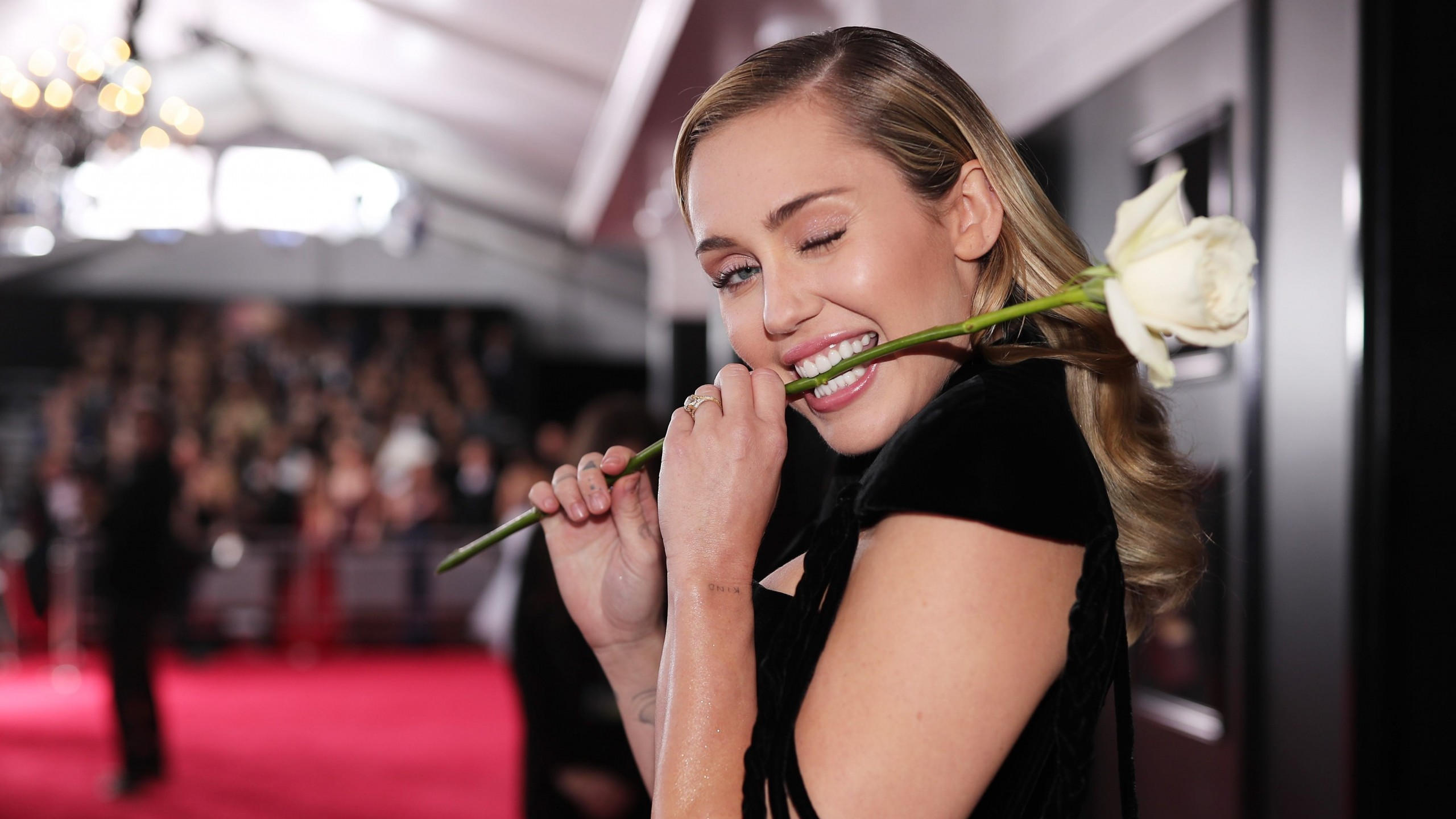 Miley cyrus 2560x1440 photo grammy 2018 blonde 4k