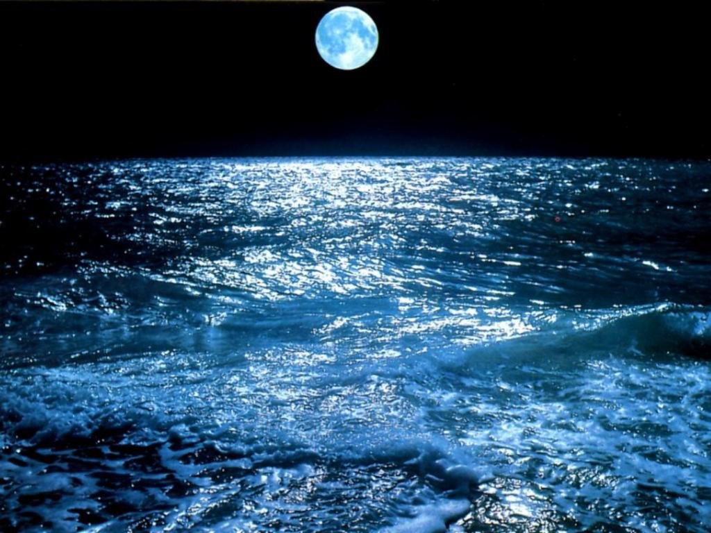 Oceano con luna llena