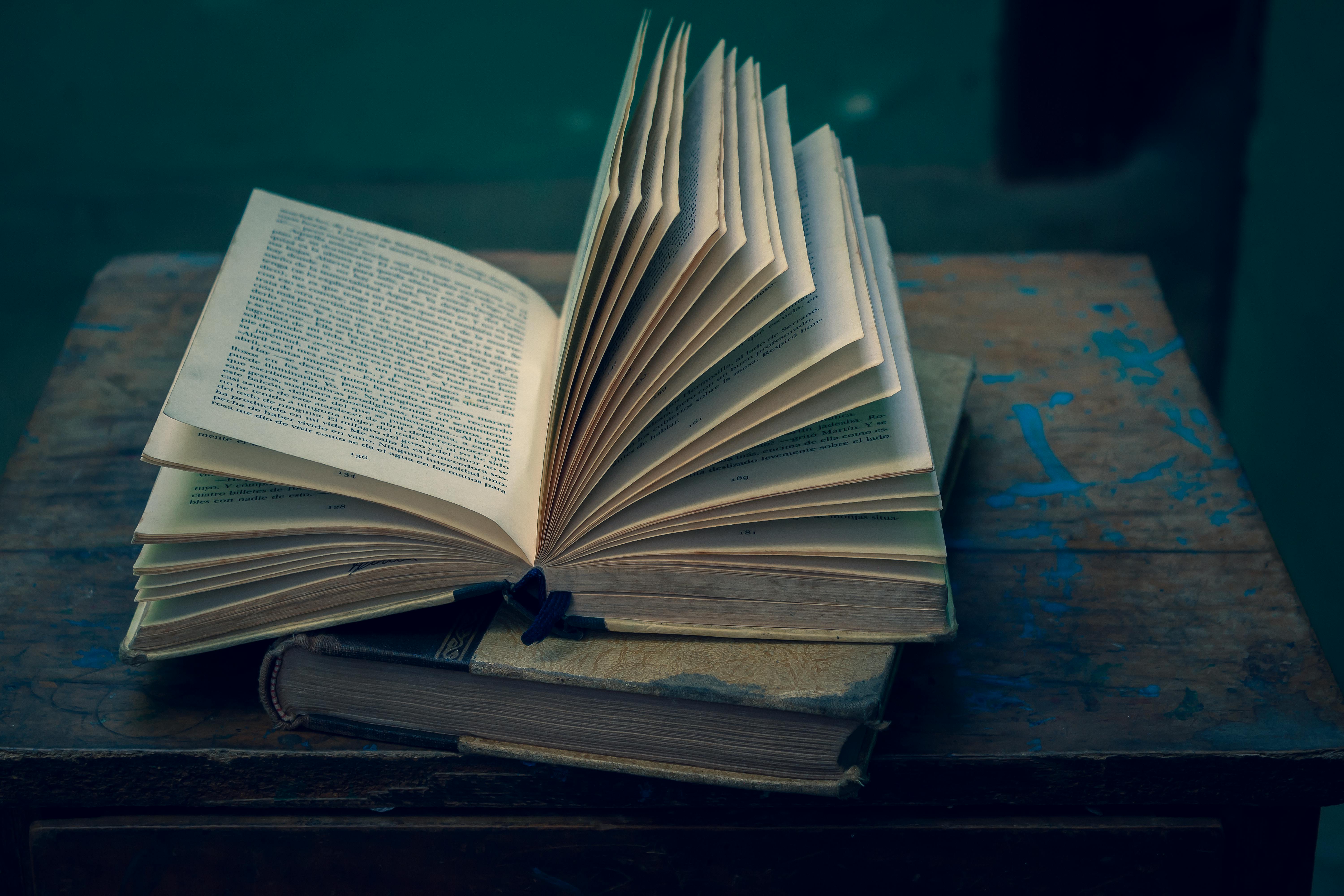 Libro abierto en mesa, fondo de pantalla, lectura, estudio, decoración.