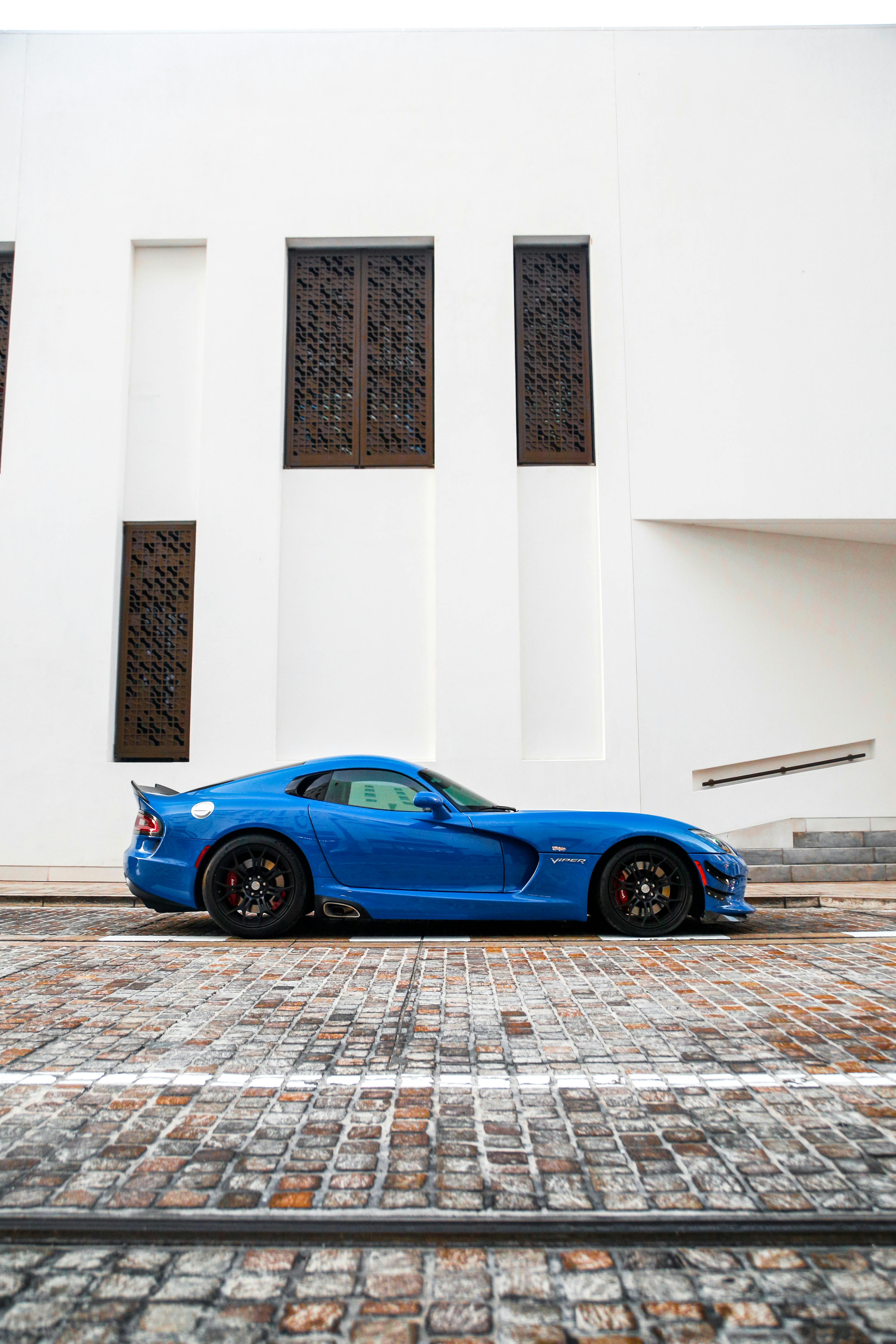 Deportivo Dodge Viper azul en la ciudad: coches, fondos de pantalla, automóviles, velocidad.