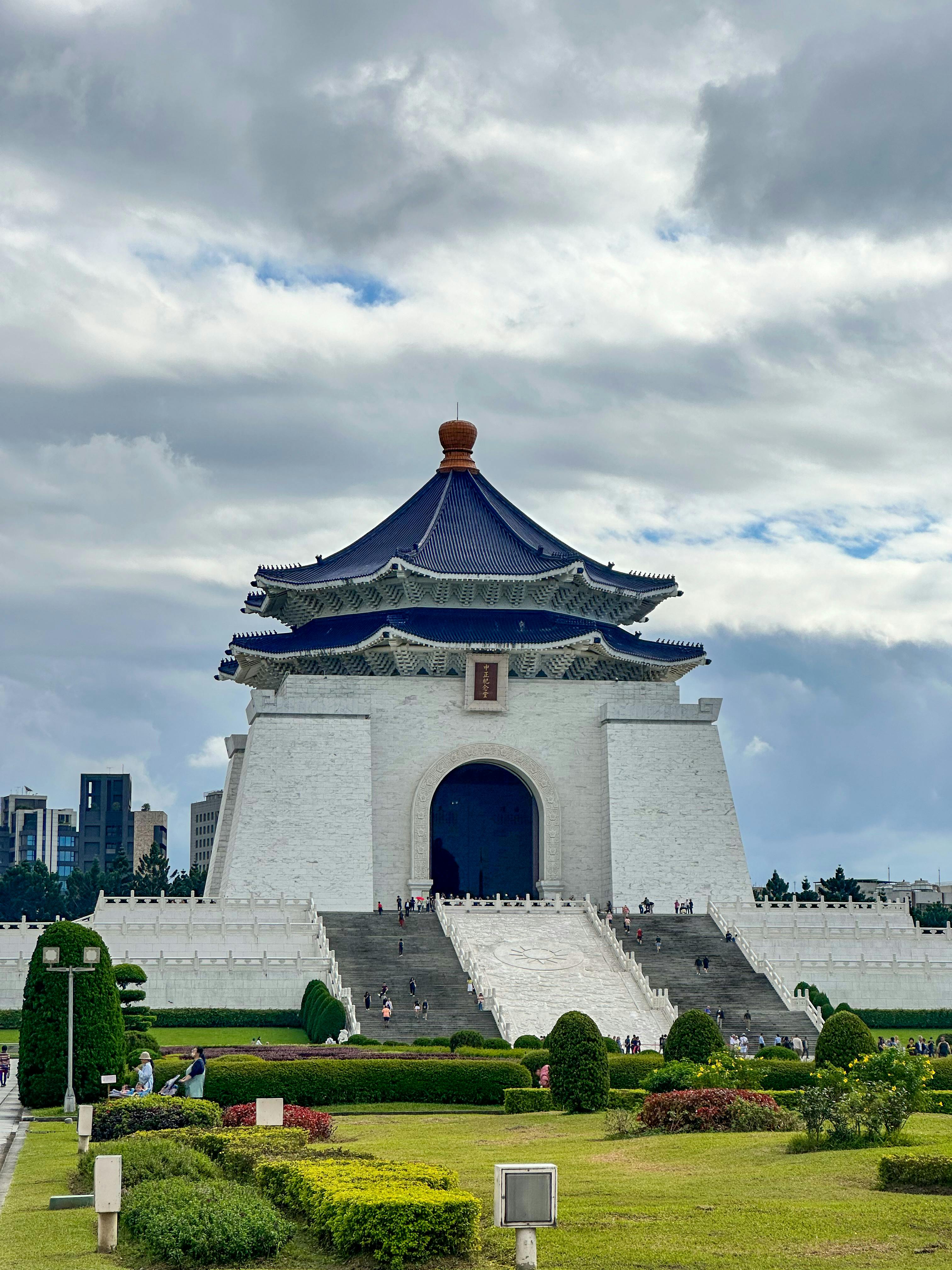 Templo elegante y majestuoso fondo de pantalla naturaleza arquitectura.