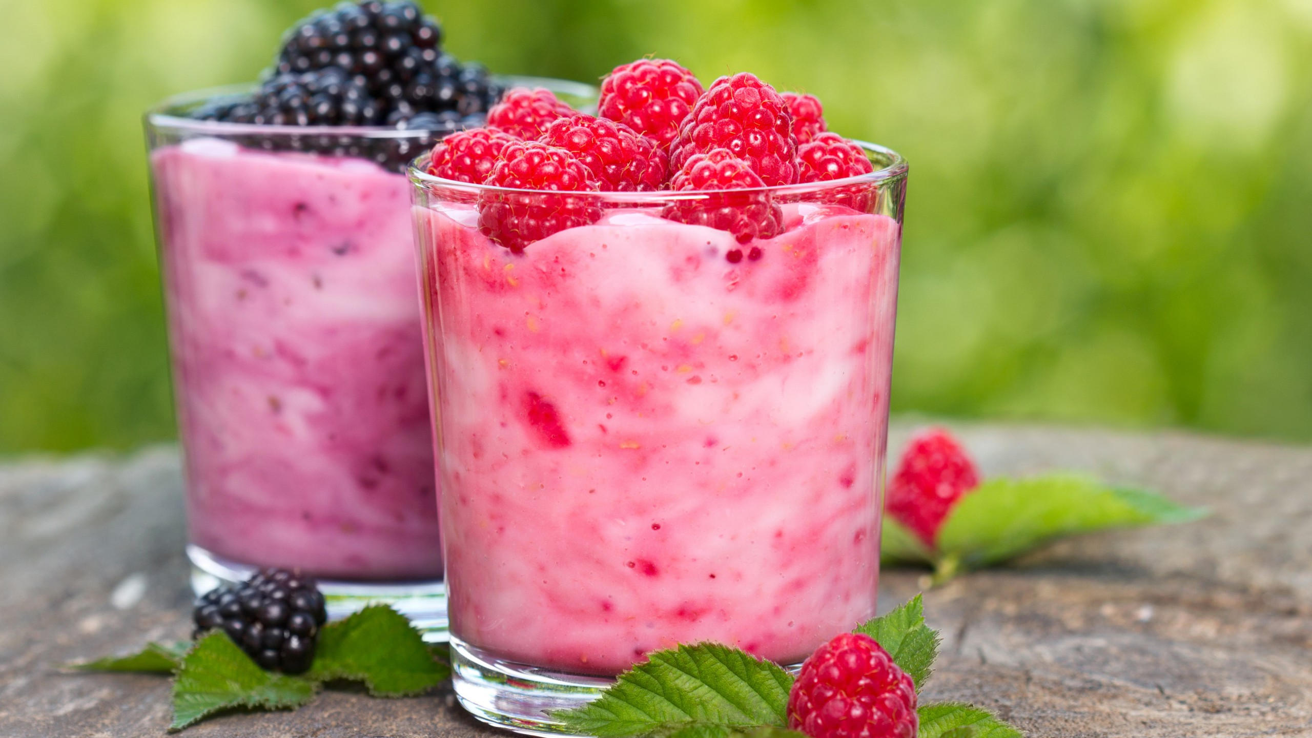 Smoothies 2560x1440 fruit raspberries blackberries mint
