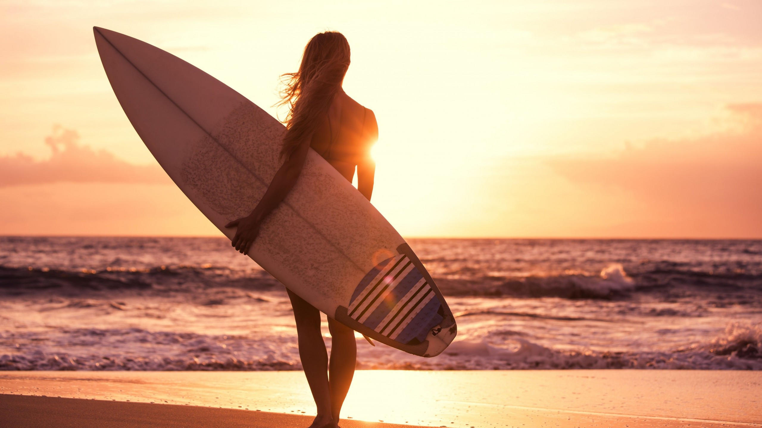 Surfing 2560x1440 girl beach sun sea