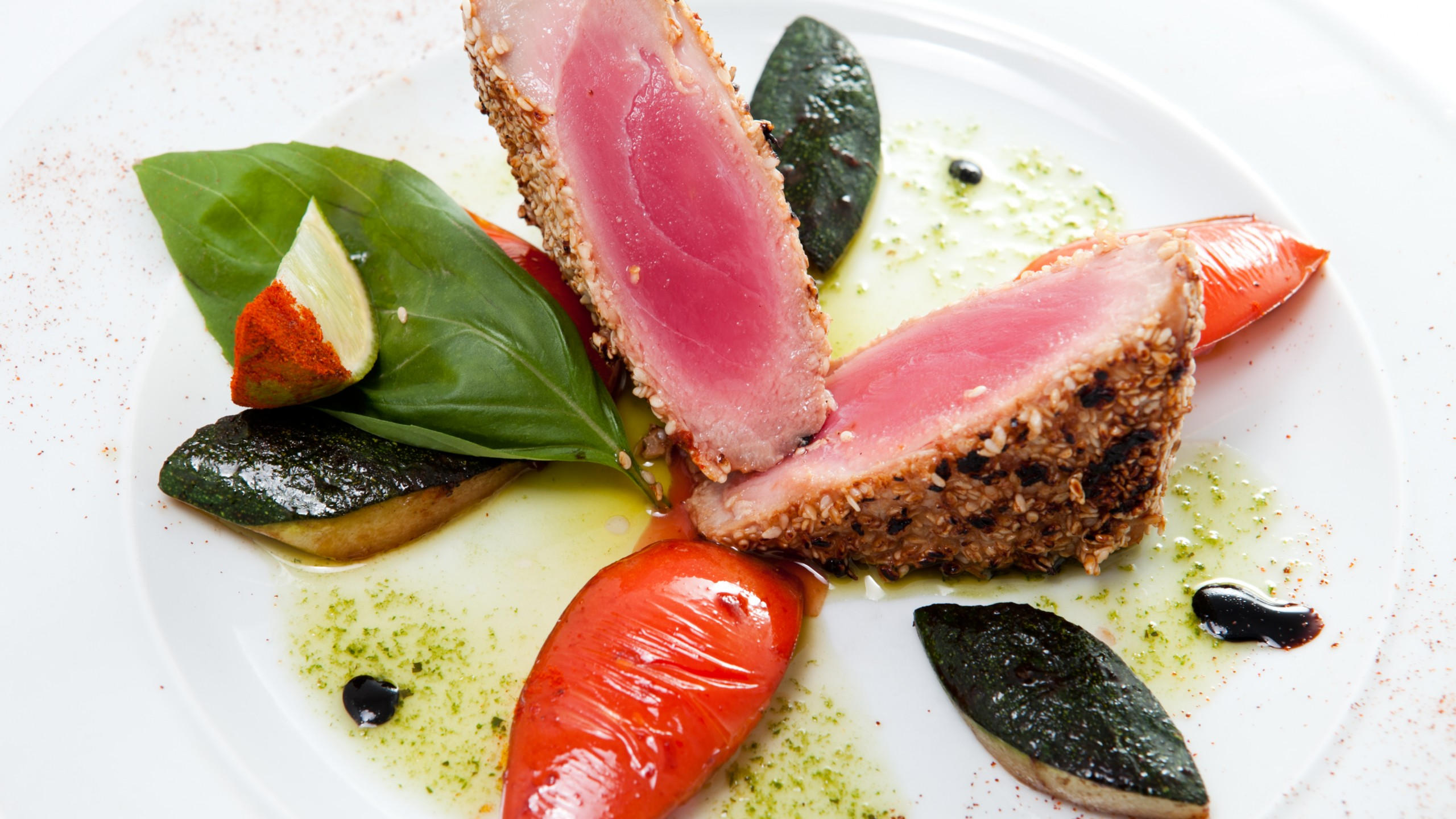 Tuna 2560x1440 steak fish vegetables peppers eggplant spinach lime