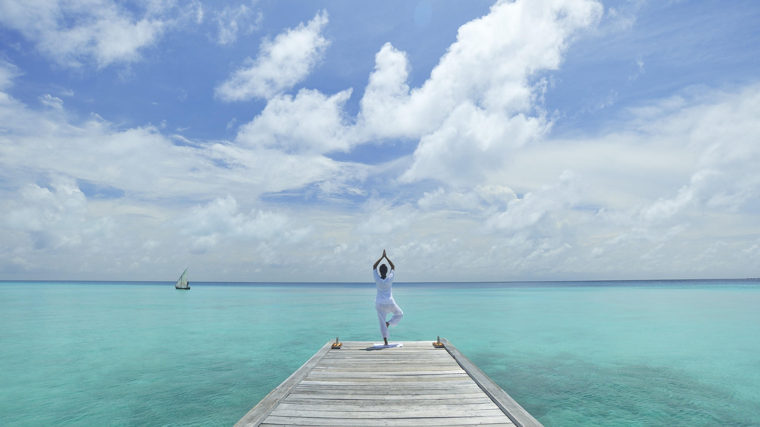 Yoga 2560x1440 beach sea blue sky