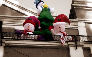 Fondos hd muÃ±ecos de nieve inflable en balcon