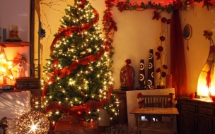 Fondo de pantalla arbol con cinta rojay luces encendidas