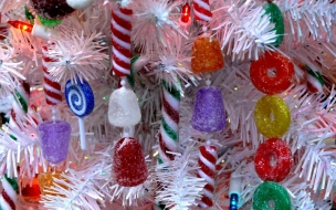 Arbol de navidad blanco con dulces