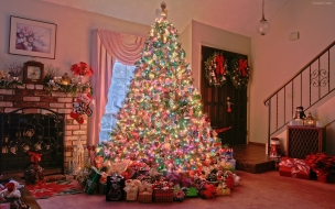 Casa con arbol adornado lleno de regalo