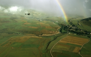 Avioneta junto a arcoiris