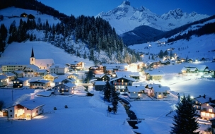 Casas iluminadas en la nieve