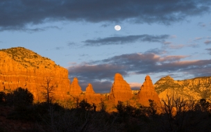 Luna llena en desierto