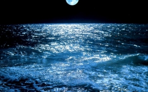 Oceano con luna llena