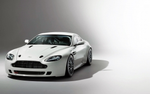 Aston martin vantage gt4