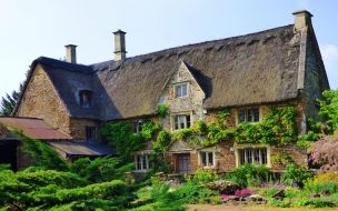 Thatched house 2560x1440 green roof 4k