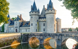 Chateau de sully sur loire 2560x1440 france castle travel tourism