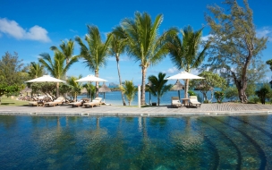 Grand gaube 2560x1440 mauritius hotel pool water sunbed palm sky blue