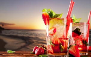 Cocktails 2560x1440 tropical beach fruit strawberries ice mint