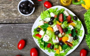 Greek 2560x1440 cooking recipe lettuce tomatoes paprika olives feta 4k