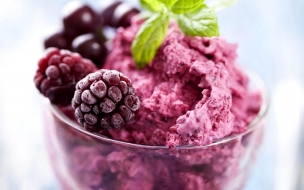 Ice cream 2560x1440 blueberries mint