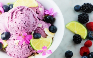 Ice cream 2560x1440 lime blackberries raspberries delicious 4k