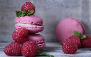 Macarons 2560x1440 raspberries mint delicious 5k