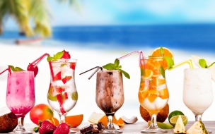 Tropical cocktail 2560x1440 strawberry coconut chocolate pineapple