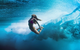 Surfing 2560x1440 girl sea underwater